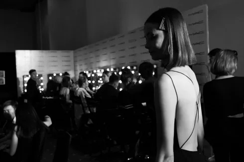 Không khí bận rộn của backstage ELLE Fashion Show 2016 ELLE VN