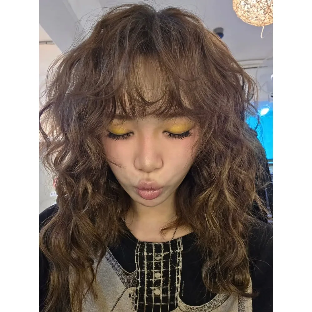 Chaewon trang điểm mắt vàng và uốn tóc xoăn