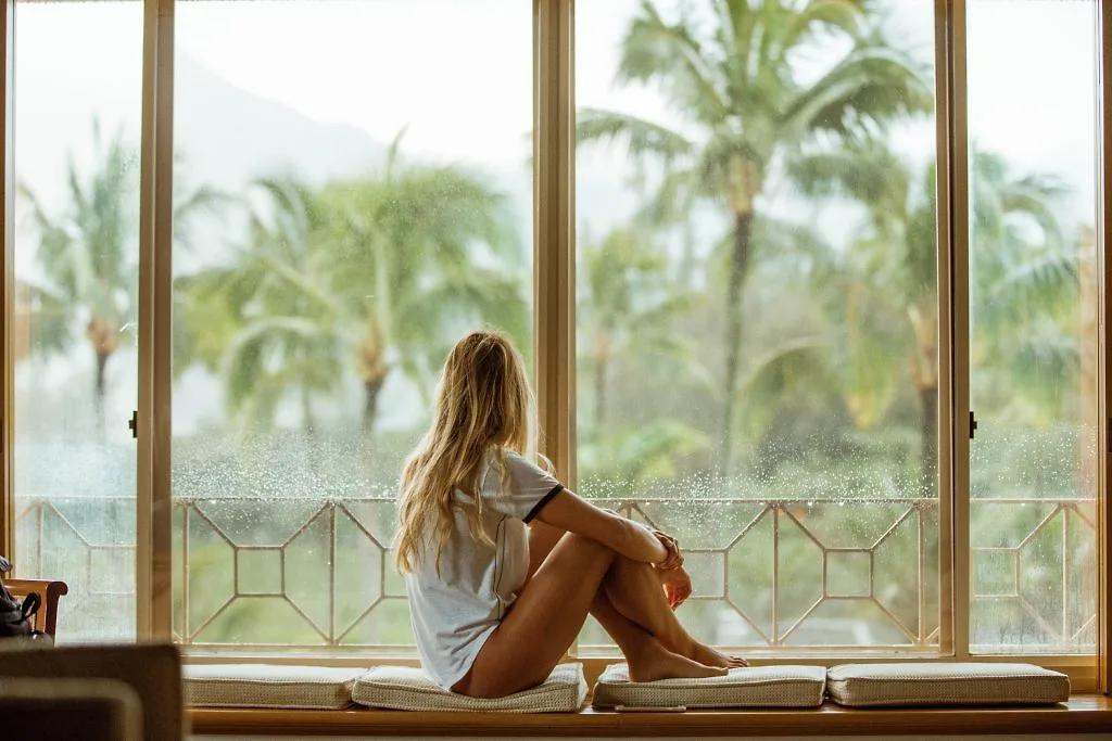 Vitamin D-Cô gái ngồi bên cửa sổ. Vitamin D-Cô gái ngồi bên cửa sổ.
