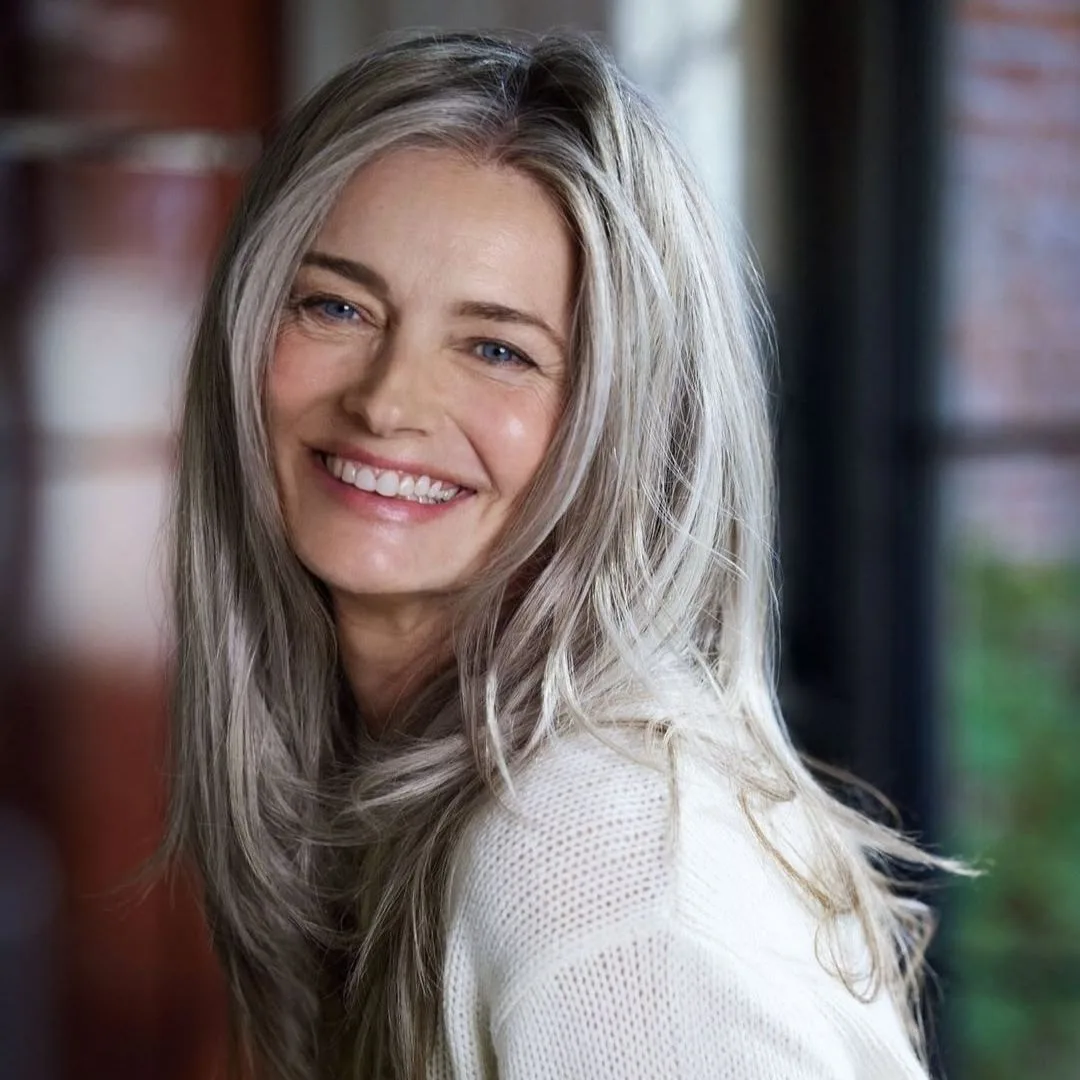 Người mẫu Paulina Porizkov với mái tóc bạc