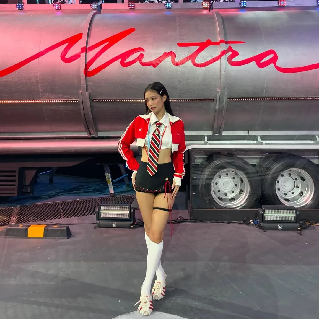 Jennie diện cà vạt bản to