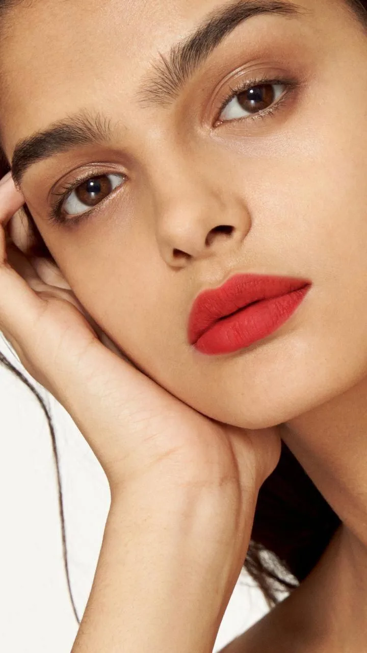 Trang điểm theo màu mắt nâu với phấn màu ấm và mascara đen là cách dễ dàng để bạn có ngoại hình thanh lịch