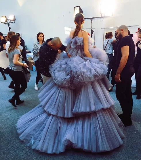 Chỉ có Giambattista Valli mới đem lại những đường pleat đẹp mê hồn trên chất liệu tulle như thế này 