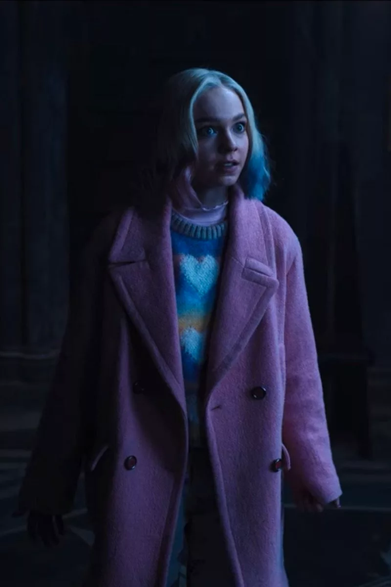 enid diện áo sweater hoạ tiết trái tim trong phim wednesday