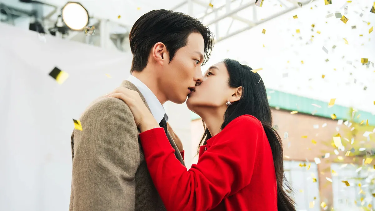 Jang Ki Yong cùng Ahn Eun Jin tạo nên chuyện tình hài hước lẫn gây sốc nhất màn ảnh Hàn trong năm 2025 với Dynamite Kiss.