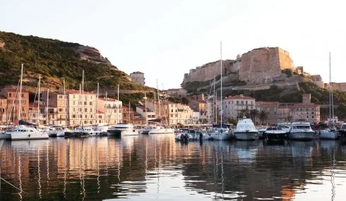 Hoàng hôn dần buông ánh vàng trên cảng Ajaccio
