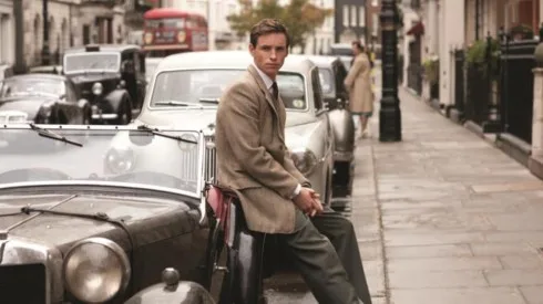 Nhân vật Colin (Eddie Redmayne) là người Anh với phong cách ăn mặc chỉn chu, cổ điển hơn.
