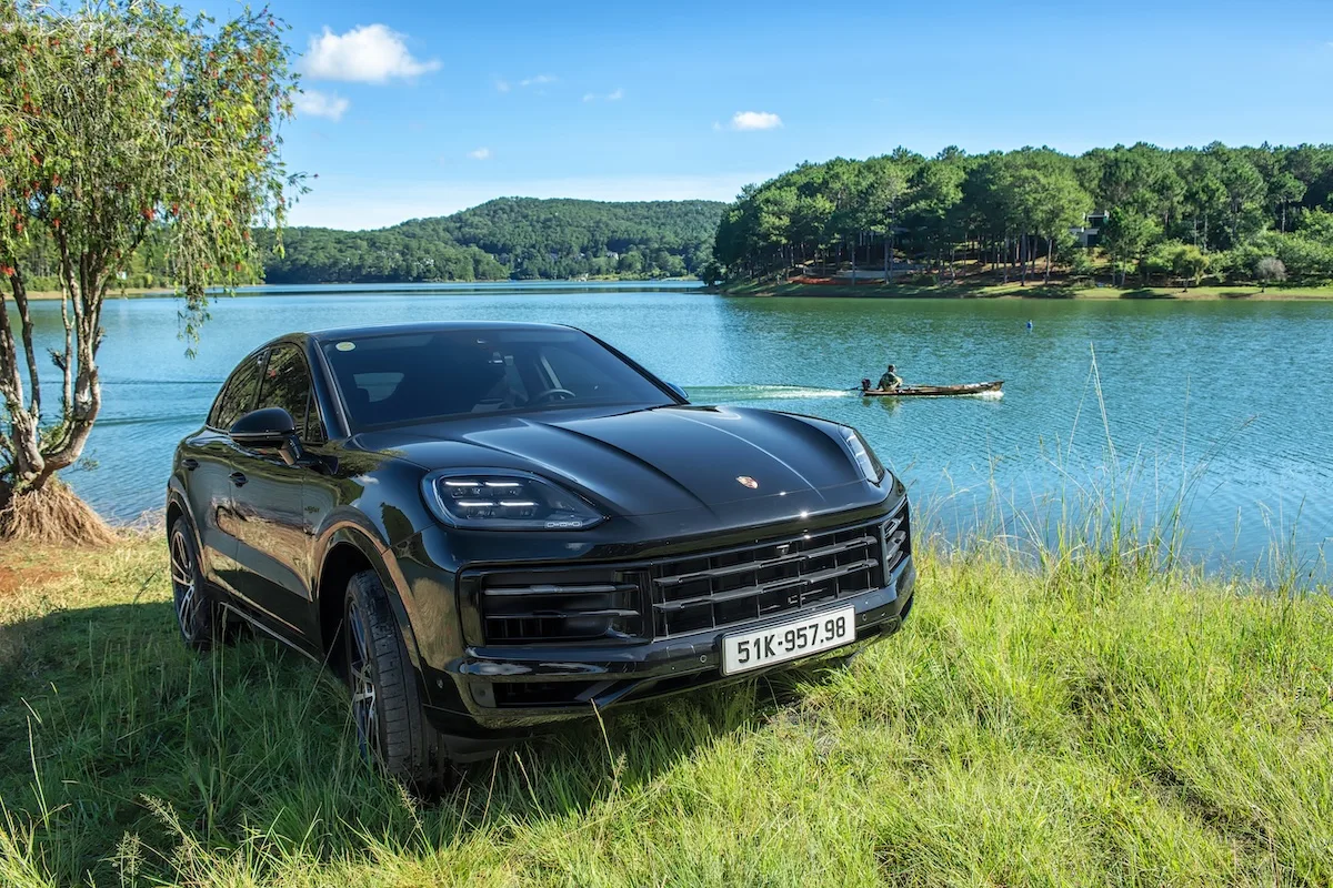 Porsche Cayenne E-Hybrid phóng khoáng và tự do trên phông nền lãng mạn của Đà Lạt