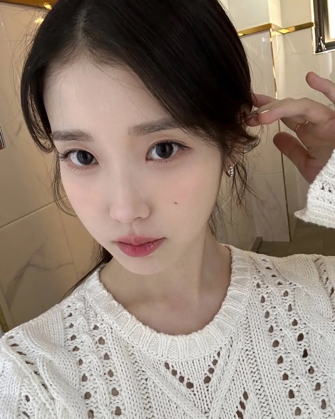 IU da trắng mịn và phấn phủ tím