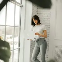 cô gái mặc áo thun trắng tựa vào cửa sổ tìm việc làm doom jobbing
