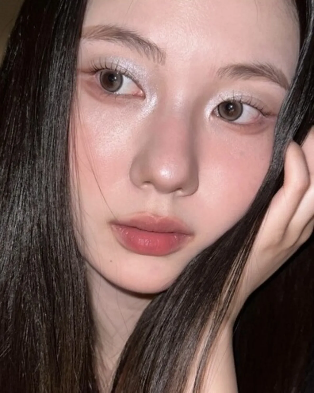 Cô gái trang điểm theo MBTI với phấn má hồng và nhũ lấp lánh.