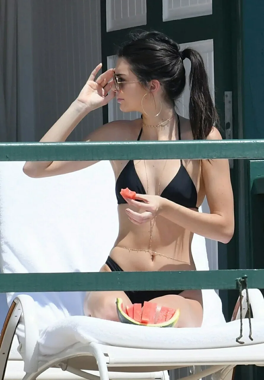Cảm hứng phối đồ đi biển đẹp như Kendall Jenner