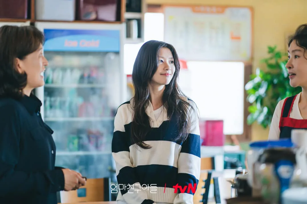 jung so min diện áo phông tay dài sọc