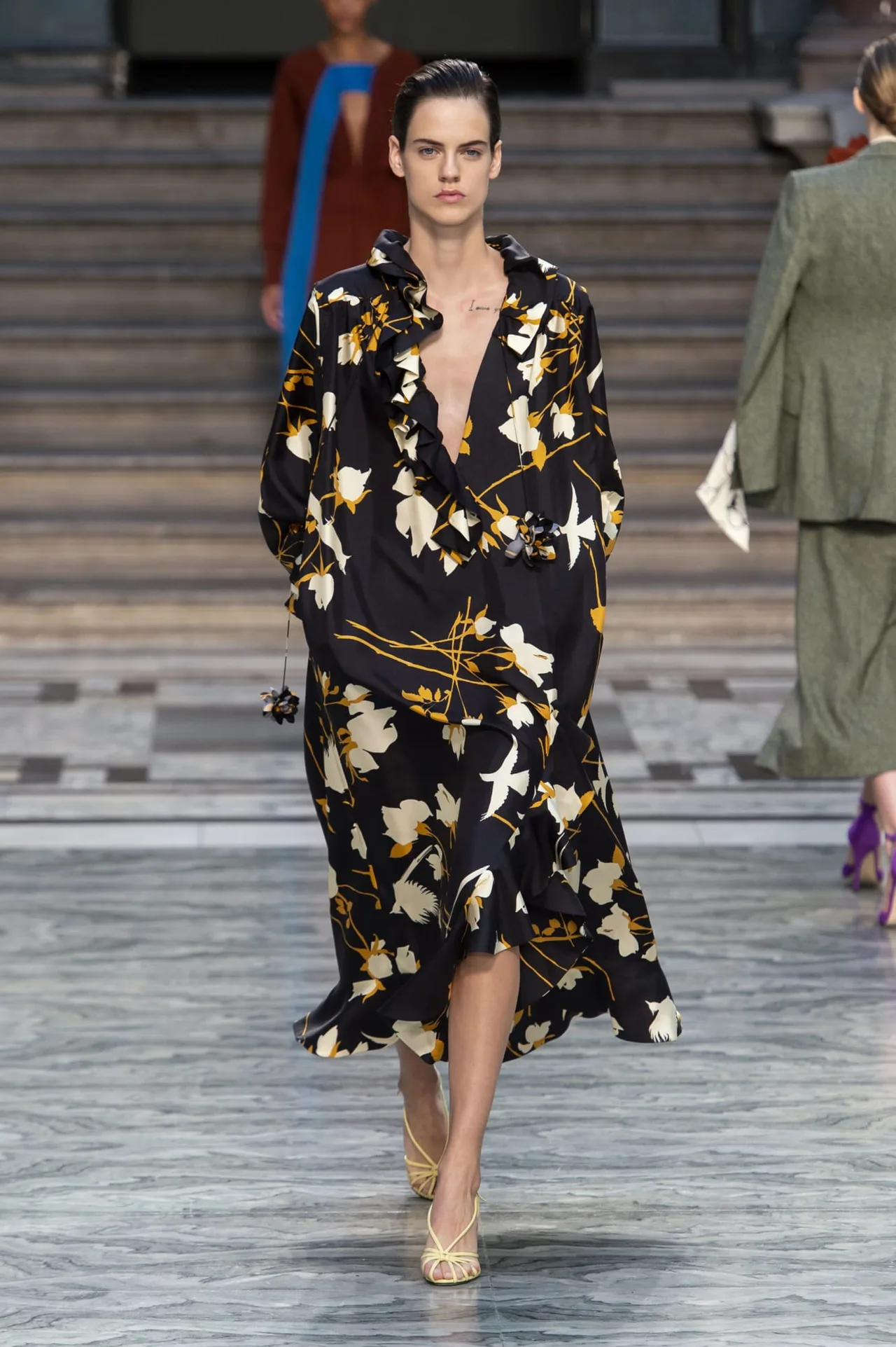 đầm họa tiết hoa phom rộng victoria beckham xuân hè 2020