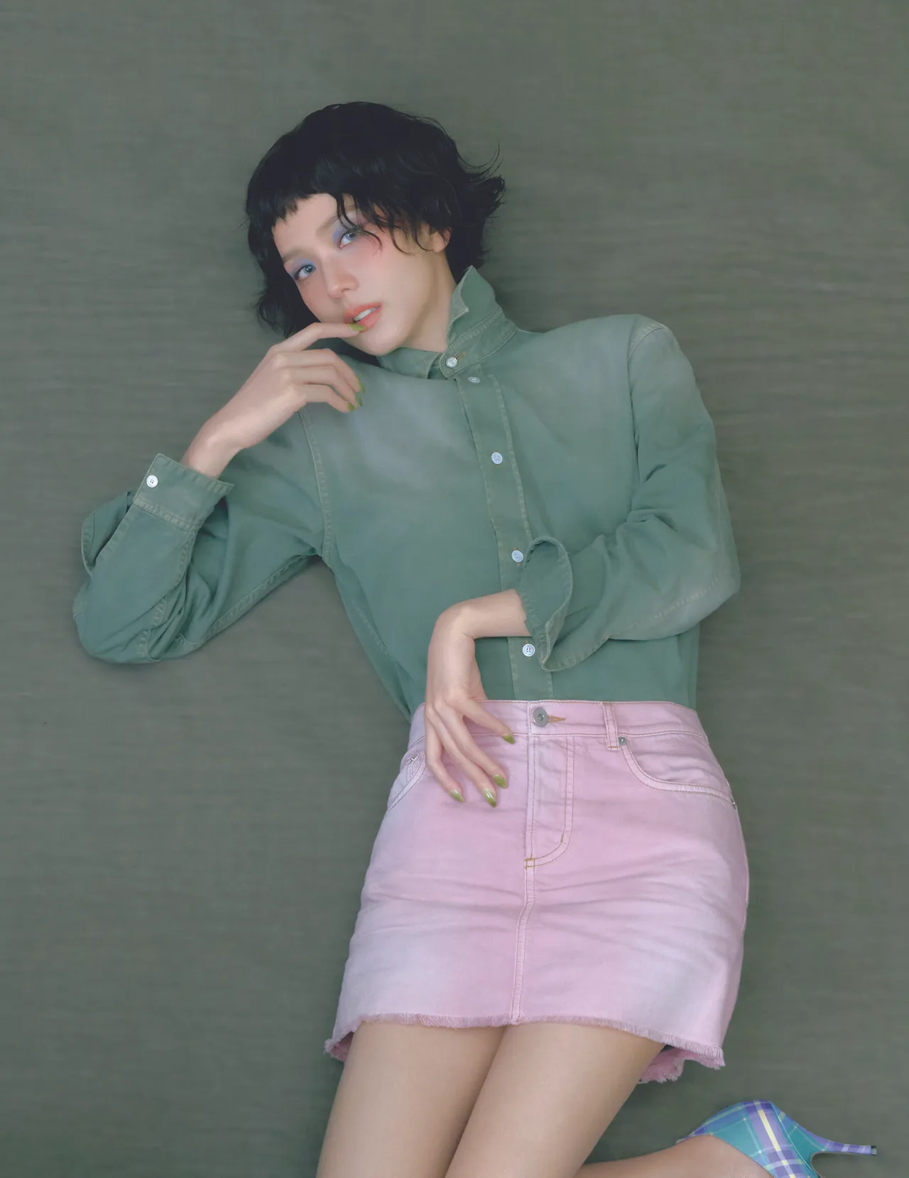Áo sơmi denim cotton, chân váy ngắn, tất cả của DIOR.