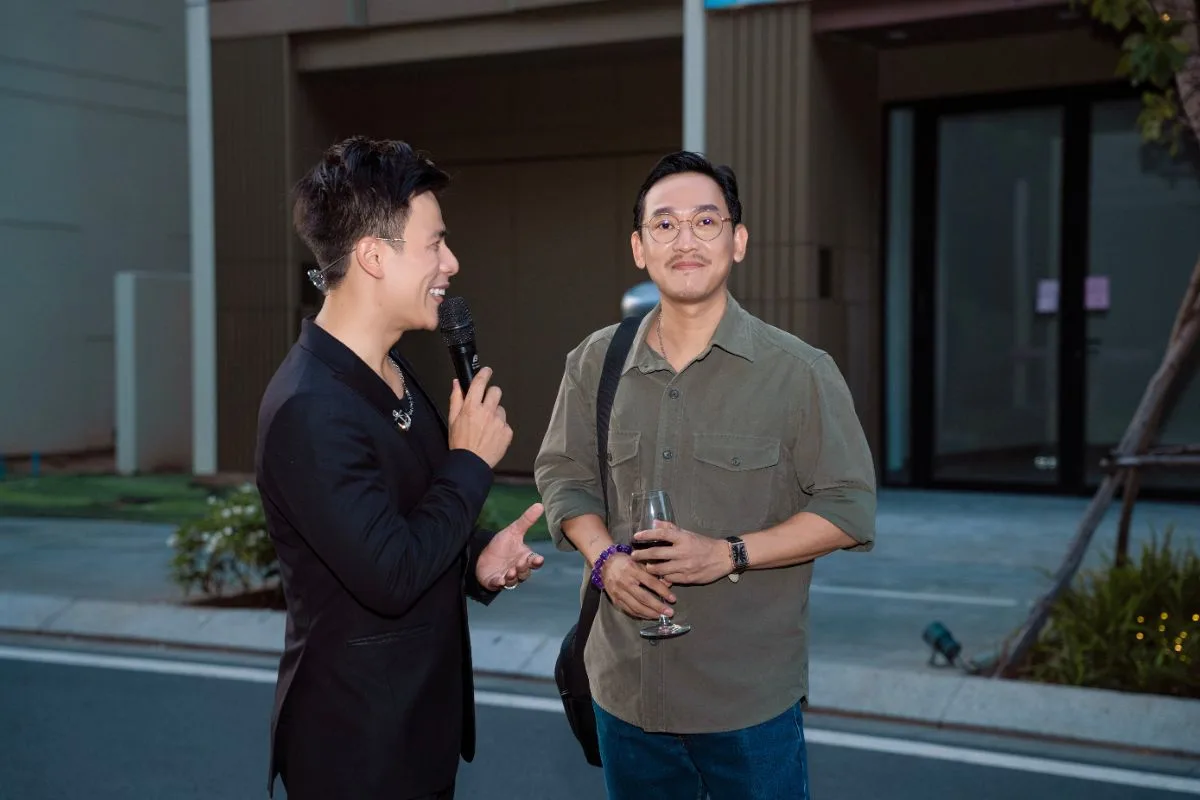 Hứa Vĩ Văn tại triển lãm hội họa cá nhân của Hứa Thanh Tùng