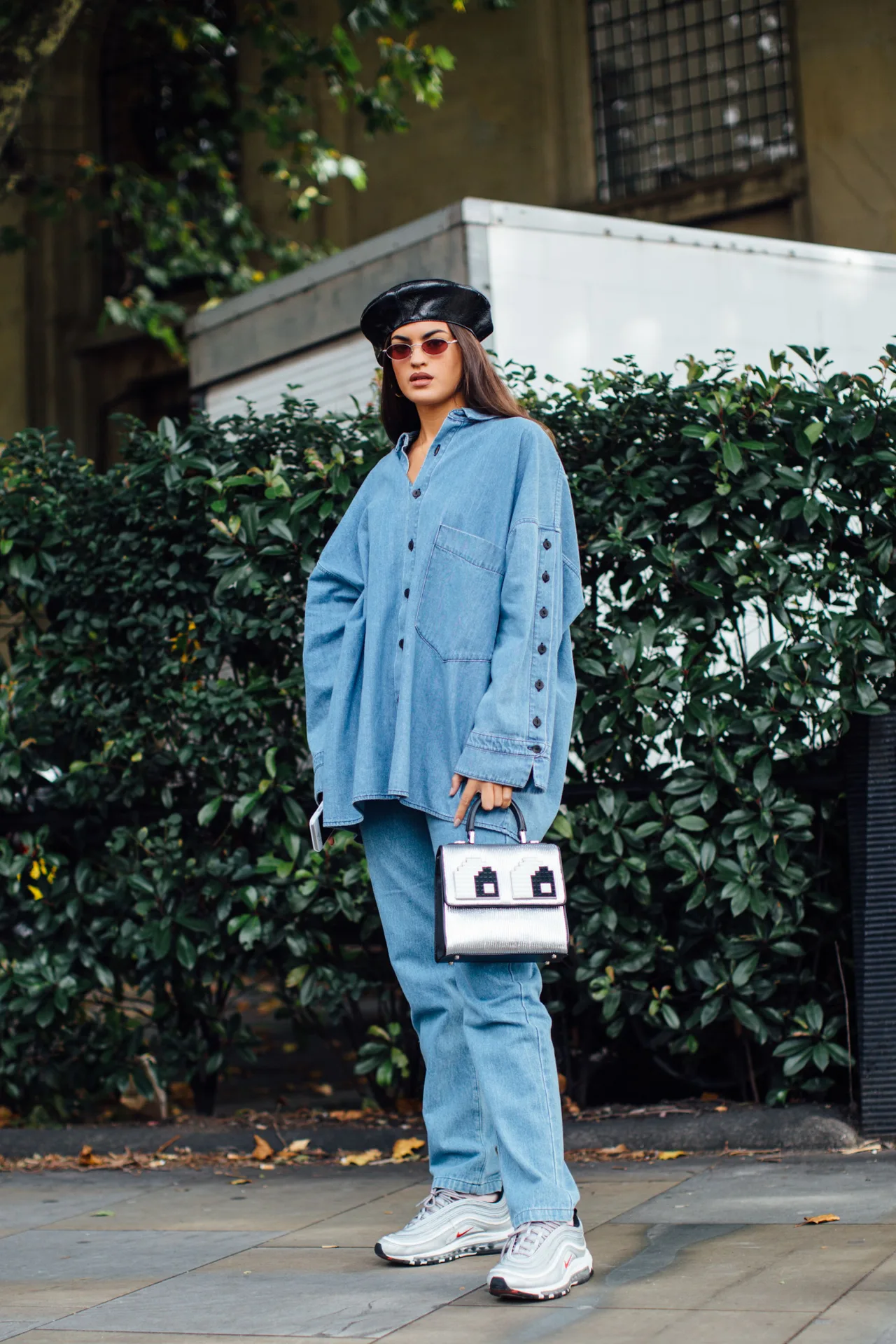 dad sneakers áo denim mũ beret túi jw anderson