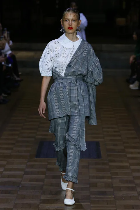 Những thiết kế kẻ ô xám trong BST của Simone Rocha