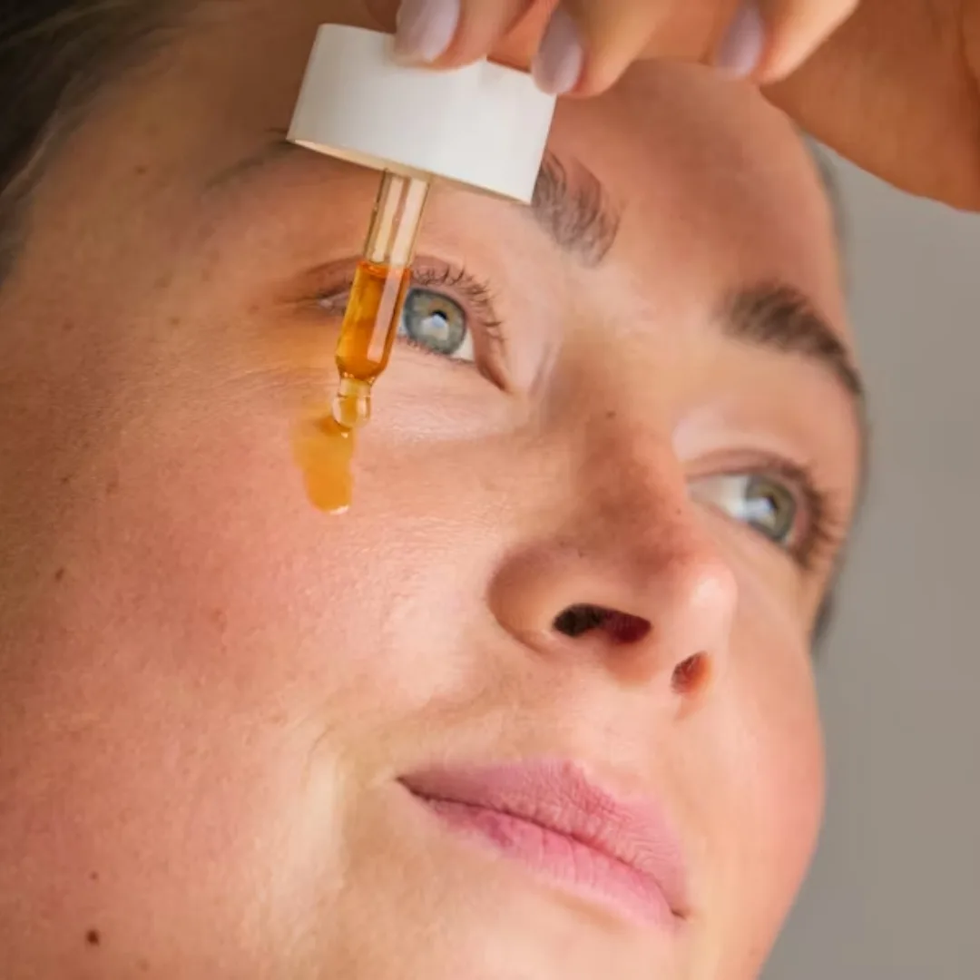 cô gái đang bôi serum