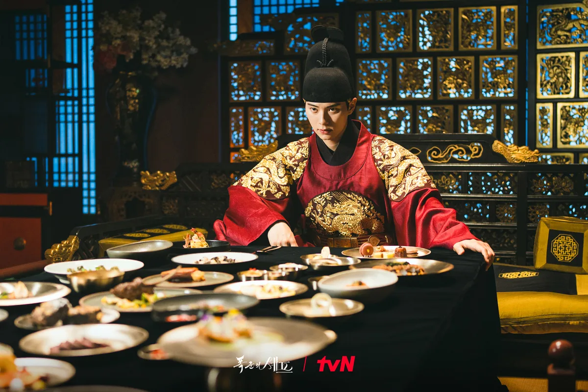 elle-review-phim-ngu-tru-cua-bao-chua-bon-appetit-your-majesty-202500005