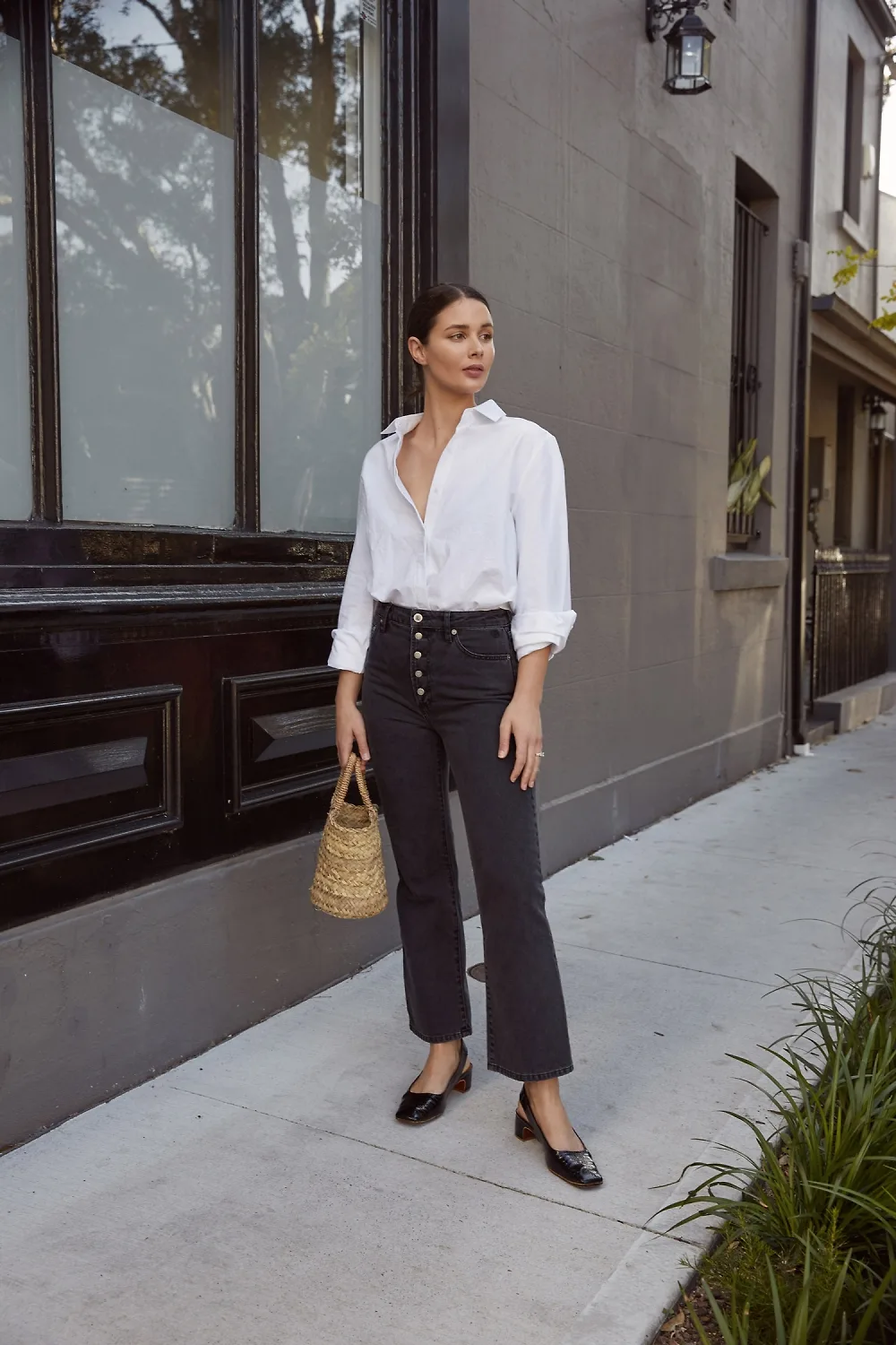 phong cách tối giản - sara crampton mặc áo sơ mi trắng và jeans