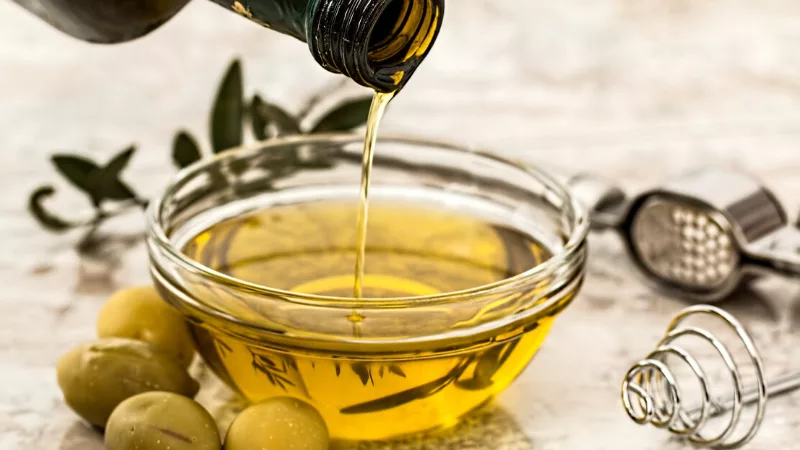 Thoa dầu dừa hai lần một tuần sẽ làm tóc óng mượt. làm đẹp - dầu dừa
