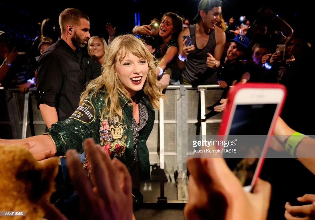 phong cách thời trang Taylor Swift trong tour diễn 9