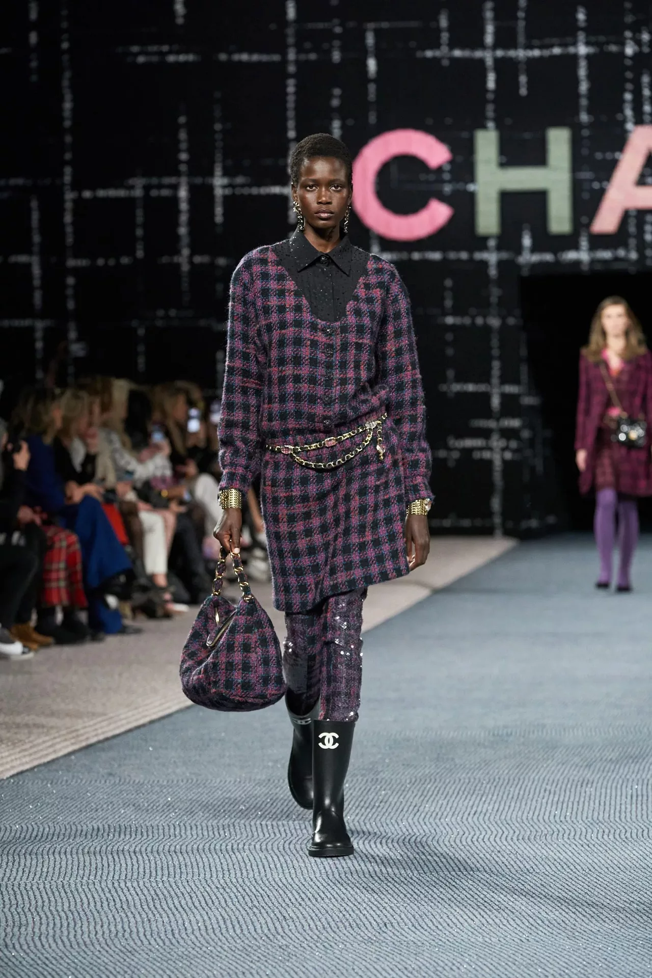 Chanel RTW Thu Đông 2022 look 18