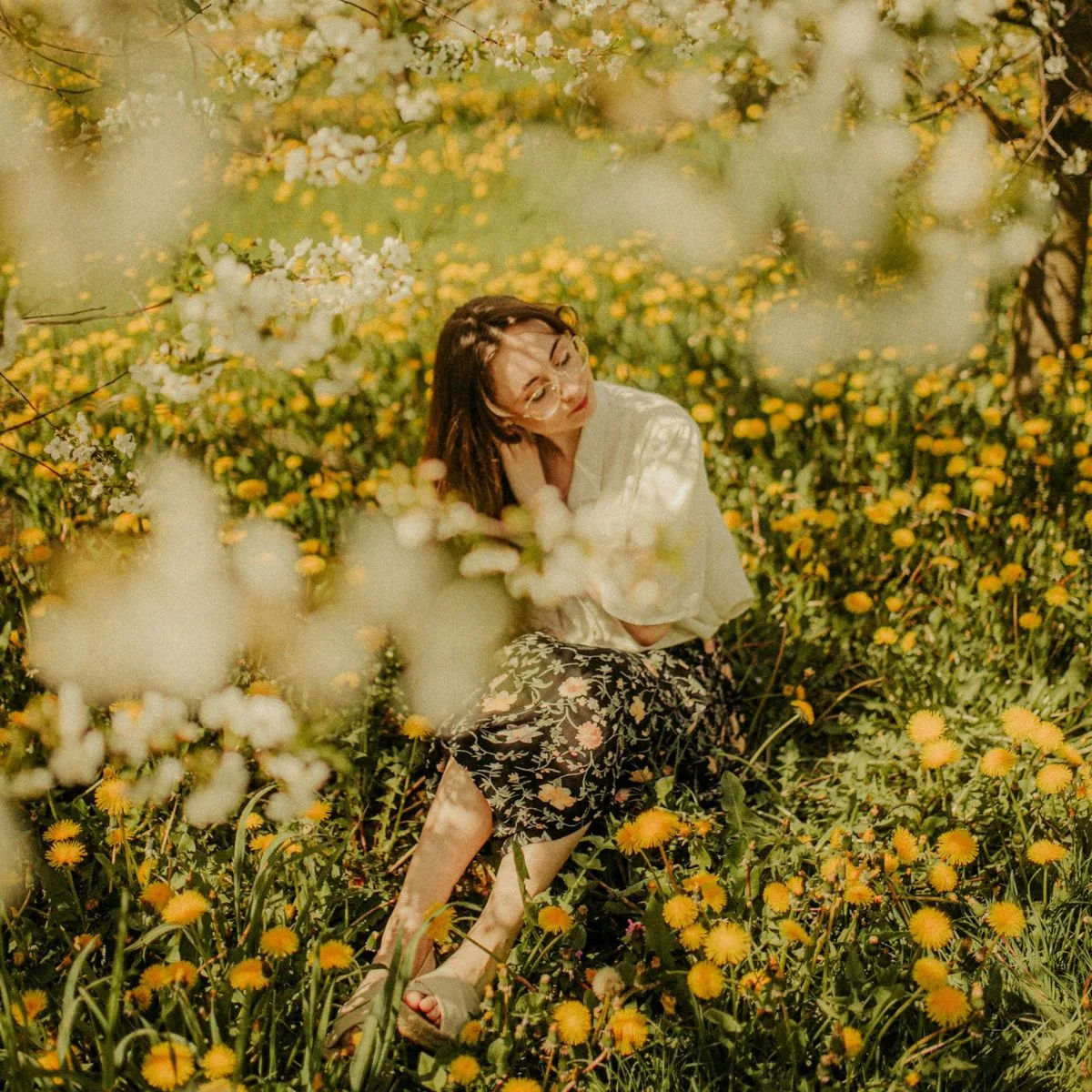 Cô gái đeo mắt kính yêu thương bản thân bằng cách tận hưởng thiên nhiên giữa cánh đồng hoa vàng