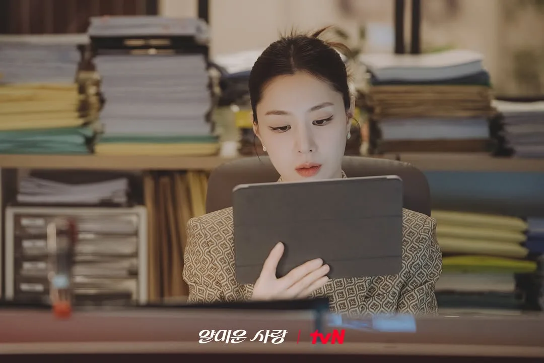 Seo Ji Hye trong Nice to not meet you đang làm việc