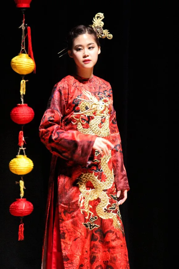ao-dai-cuoi-Huynh-Hai-Long-Dang-The-Huy-Huong-xua-b