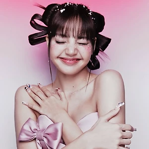 Lisa trang điểm tone hồng