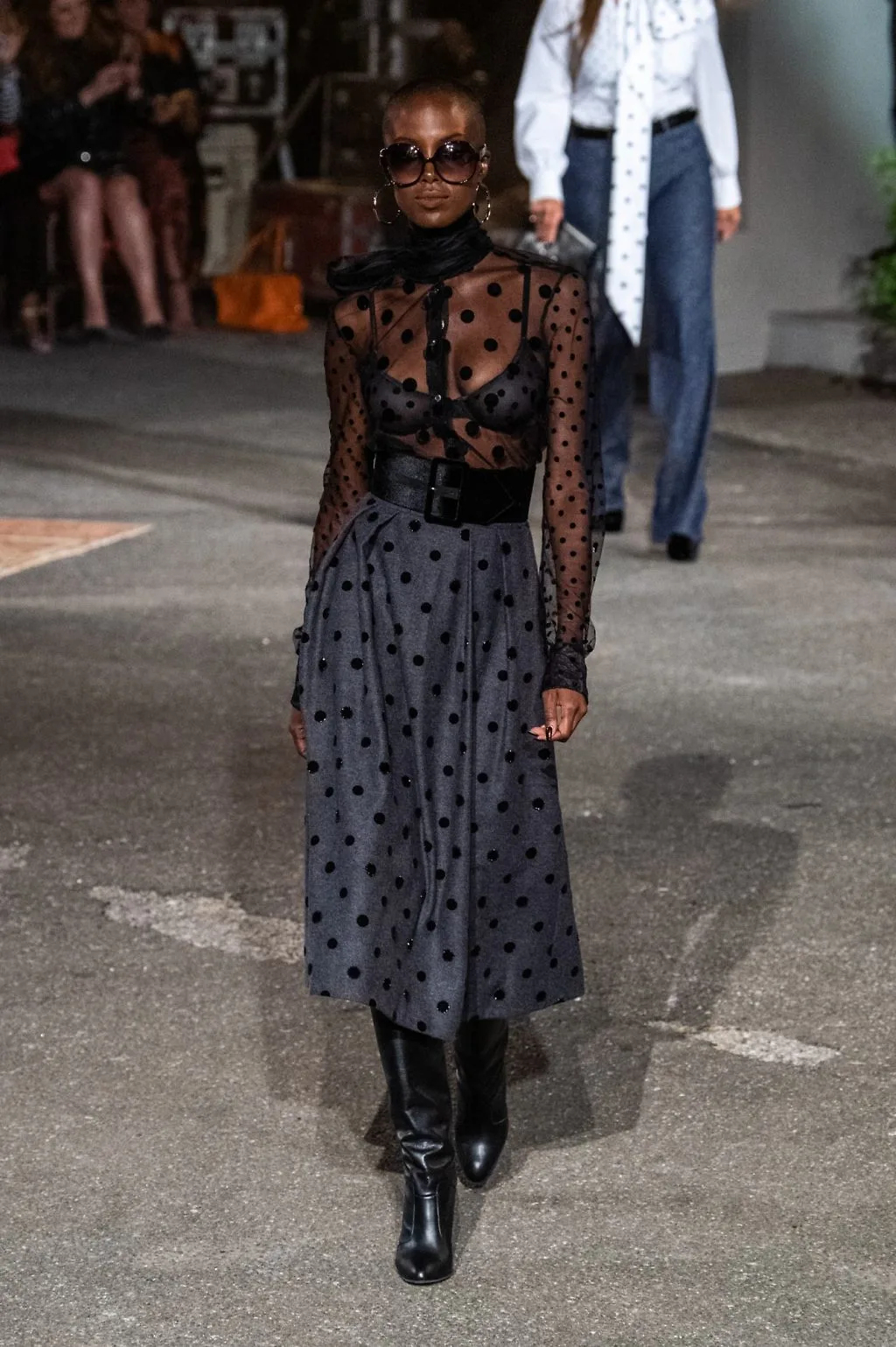 chân váy và áo xuyên thấu châm bi trong bst zendaya x tommy 2019