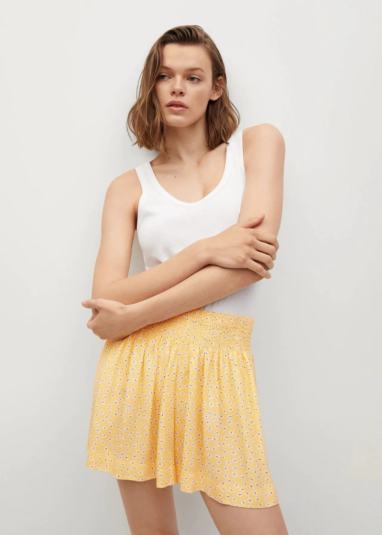 Quần shorts thun màu vàng
