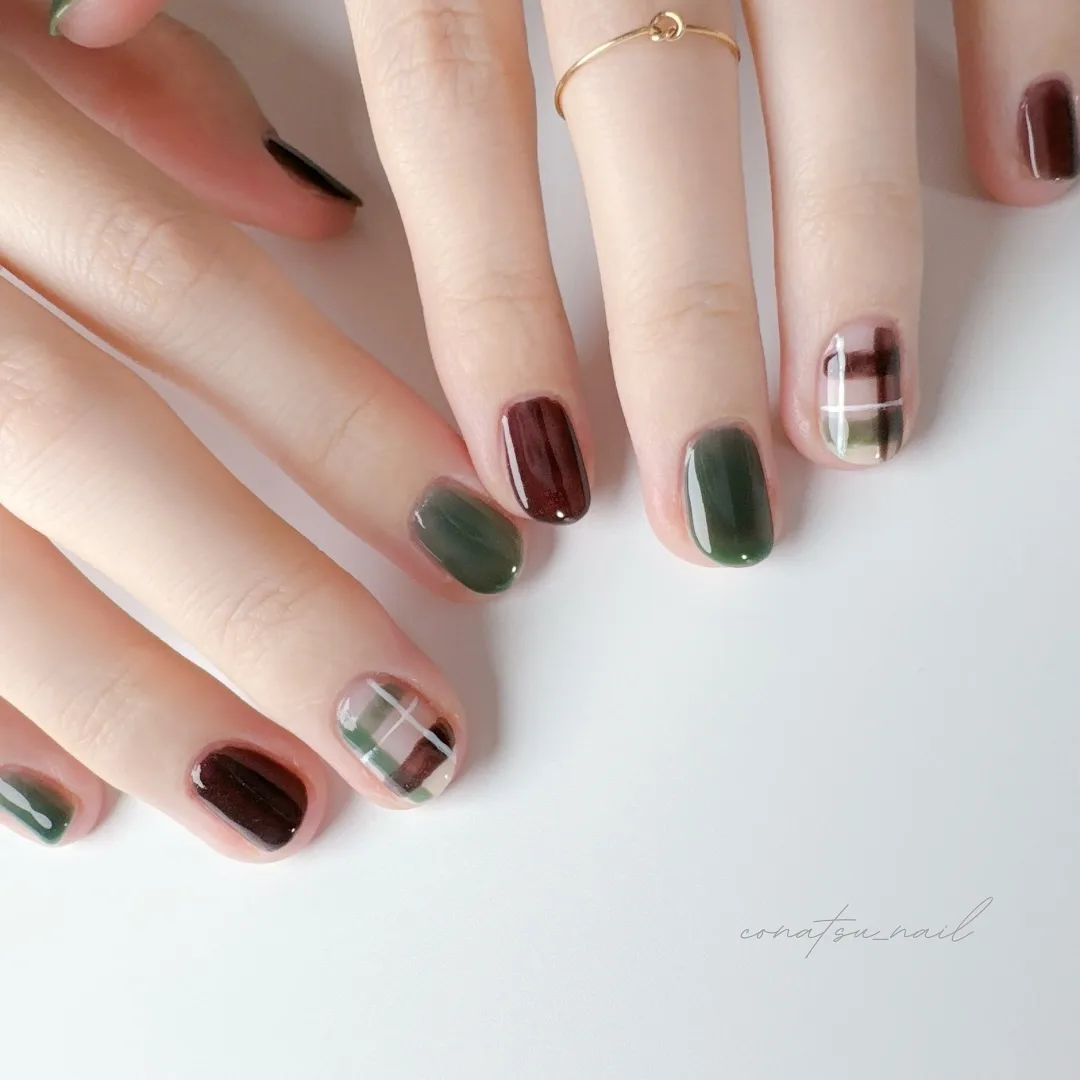 Hình ảnh mẫu nail mùa Thu phong cách Nhật Bản với gam màu đỏ, xanh lá, cùng họa tiết flannel.