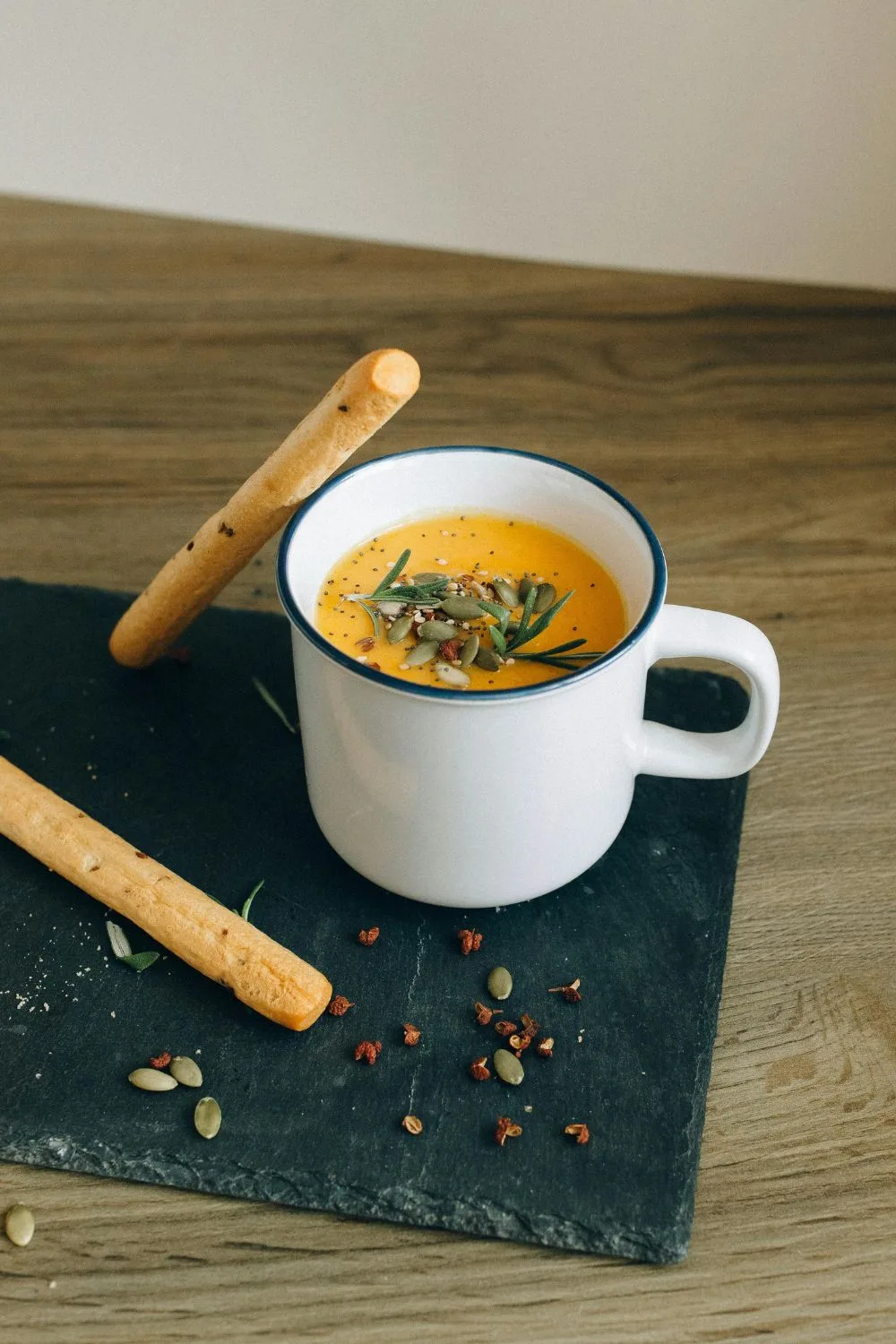 diet cùng súp bí đỏ được đựng trong ly