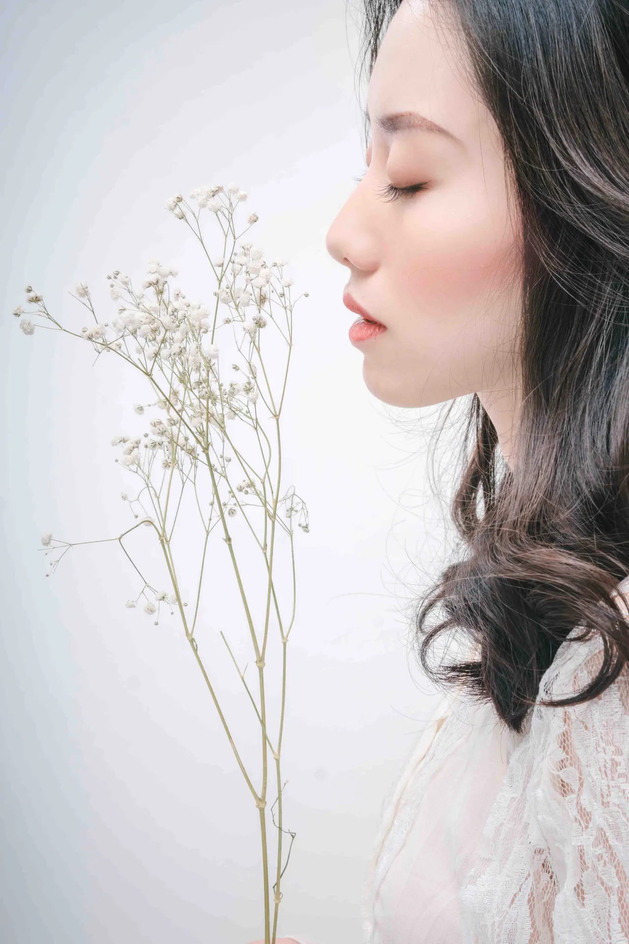 cô gái tuổi 30 ngắm cành hoa