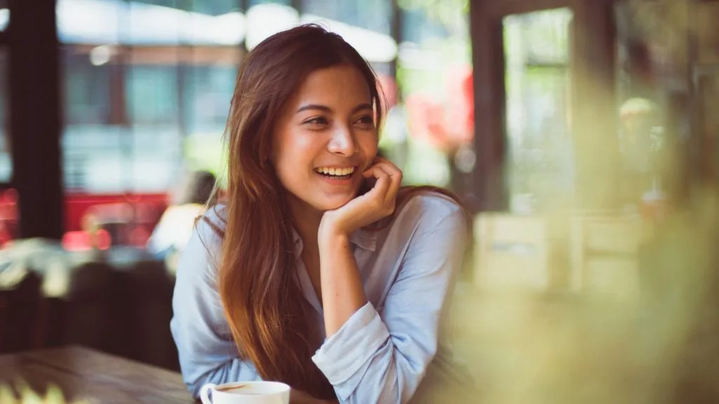 Chăm sóc da mặt-Cô gái chống cằm. Chăm sóc da mặt-Cô gái chống cằm.