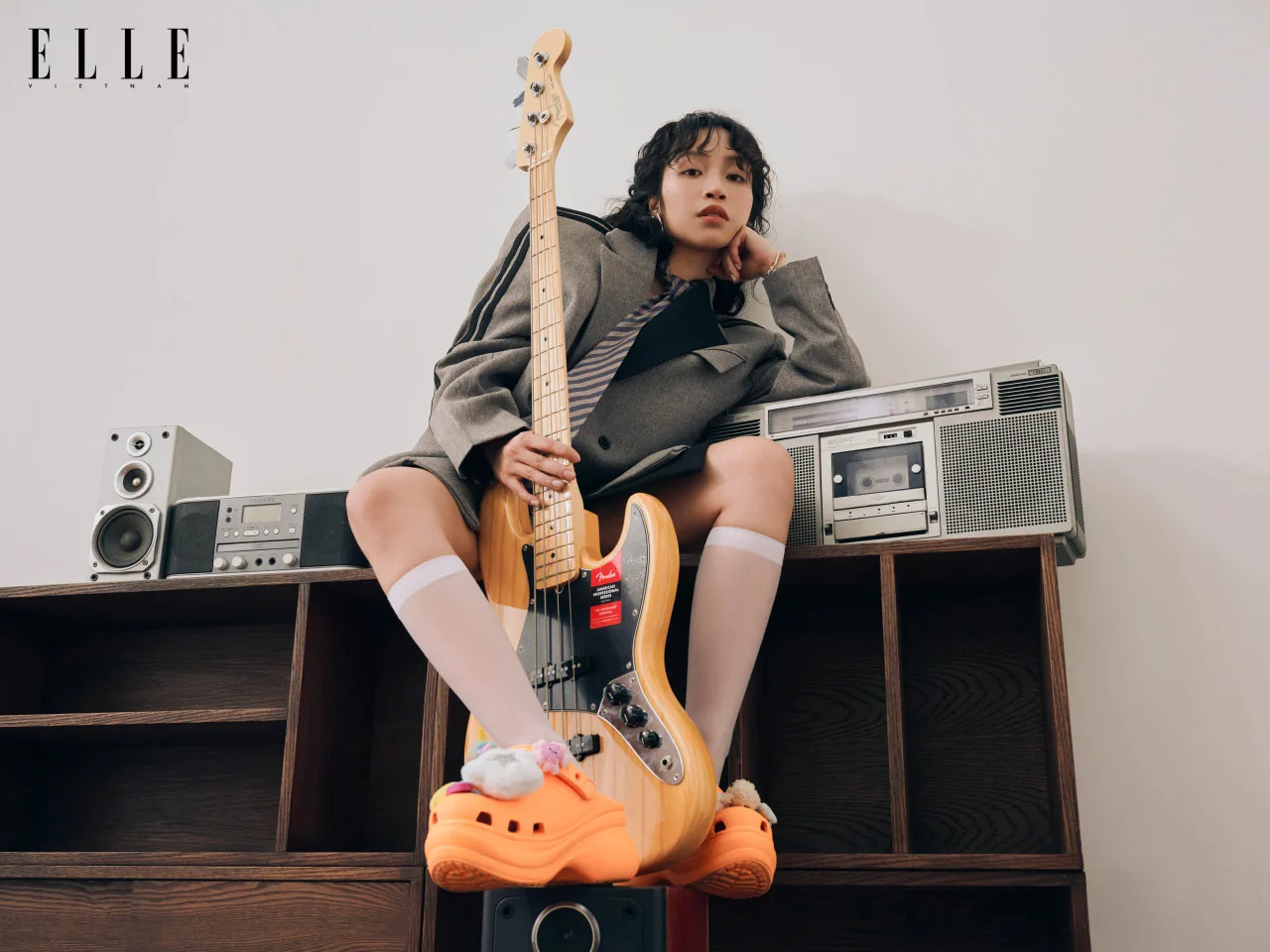 Ca sĩ Mỹ Anh phong cách cùng Crocs Bae Clog Orangesicle bên đàn guitar