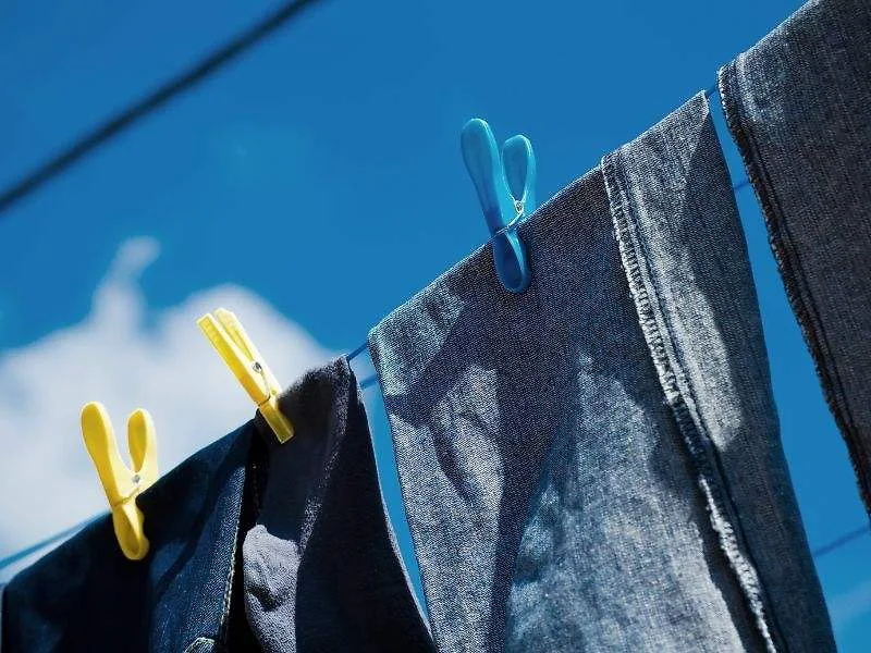 Lộn mặt trái quần jeans phơi sau khi giặt.