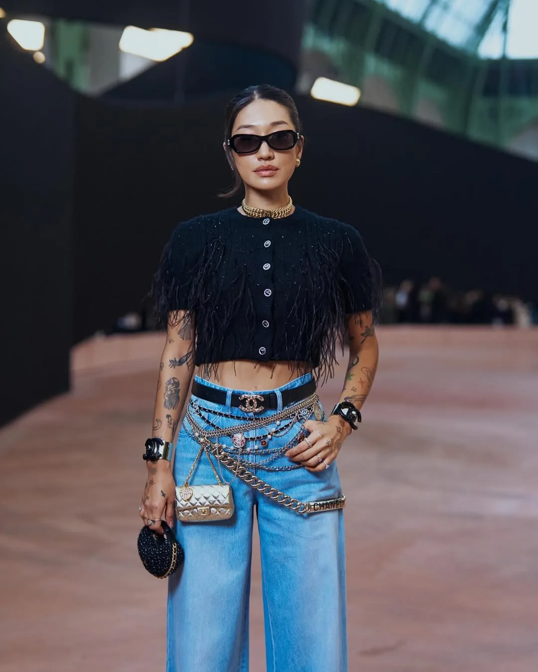 thời trang dj peggy gou áo croptop tua rua