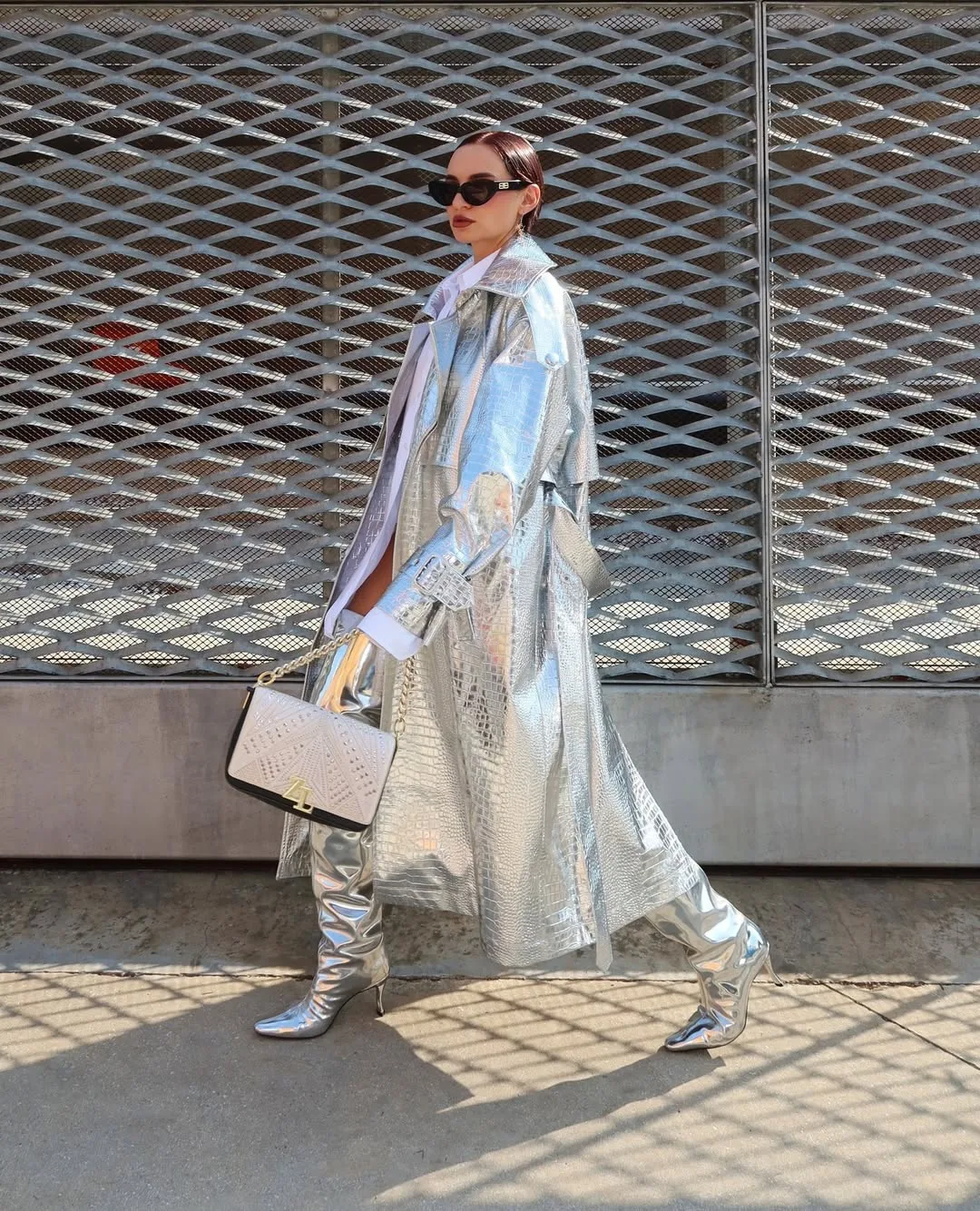 Mạnh mẽ và đầy bản lĩnh, đôi boots metallic là lời khẳng định về một tư duy thời trang nhạy bén và luôn hướng về phía trước.