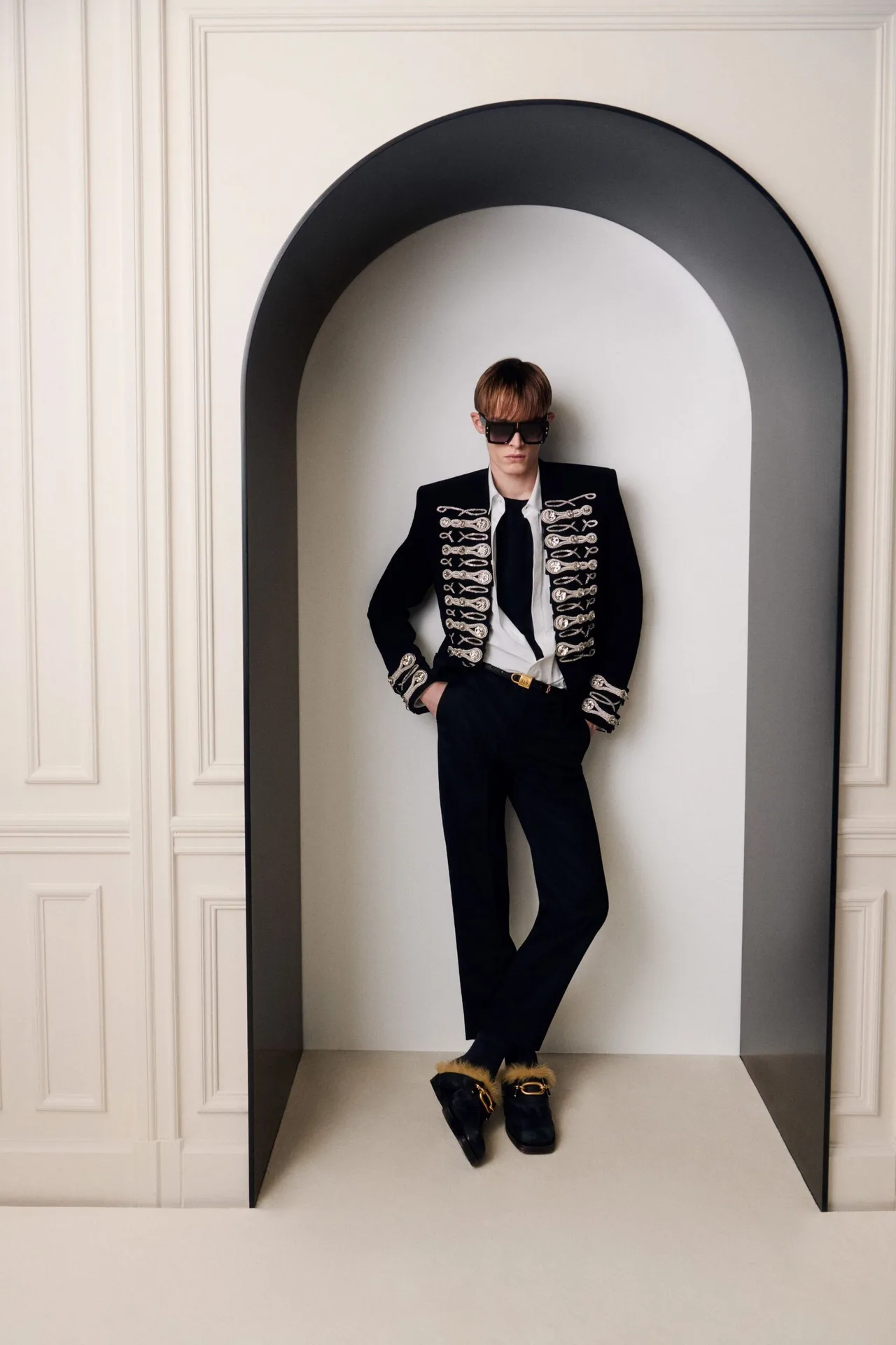 Balmain tiếp tục lý tưởng hóa hình ảnh sĩ quan với cầu vai sắc nét, hàng nút kim loại và phom dáng ôm gợi quyền lực thị giác.