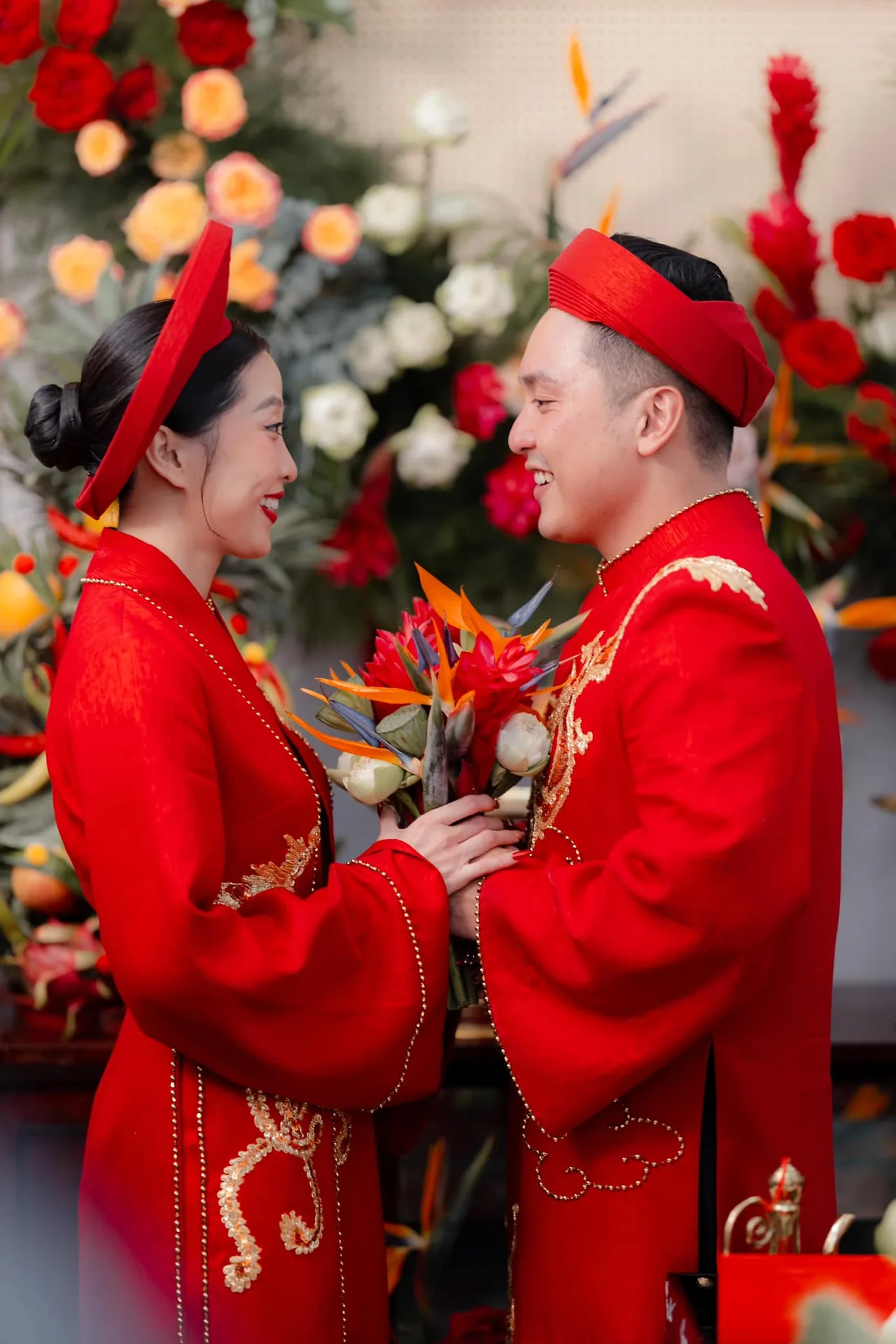 Liêu Hà Trinh nhã nhặn mỹ miều với áo dài đỏ và kiểu tóc búi thấp