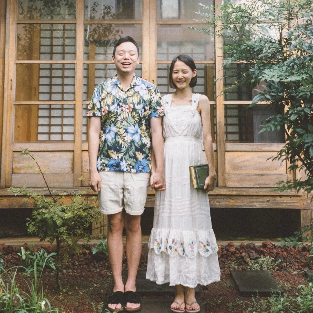 Đồ đôi mùa Hè với áo sơ mi Hawaii cho nam và đầm maxi trắng cho nữ