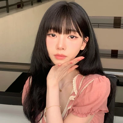 Karina (aespa) với kiểu nail hàn hợp mùa hè