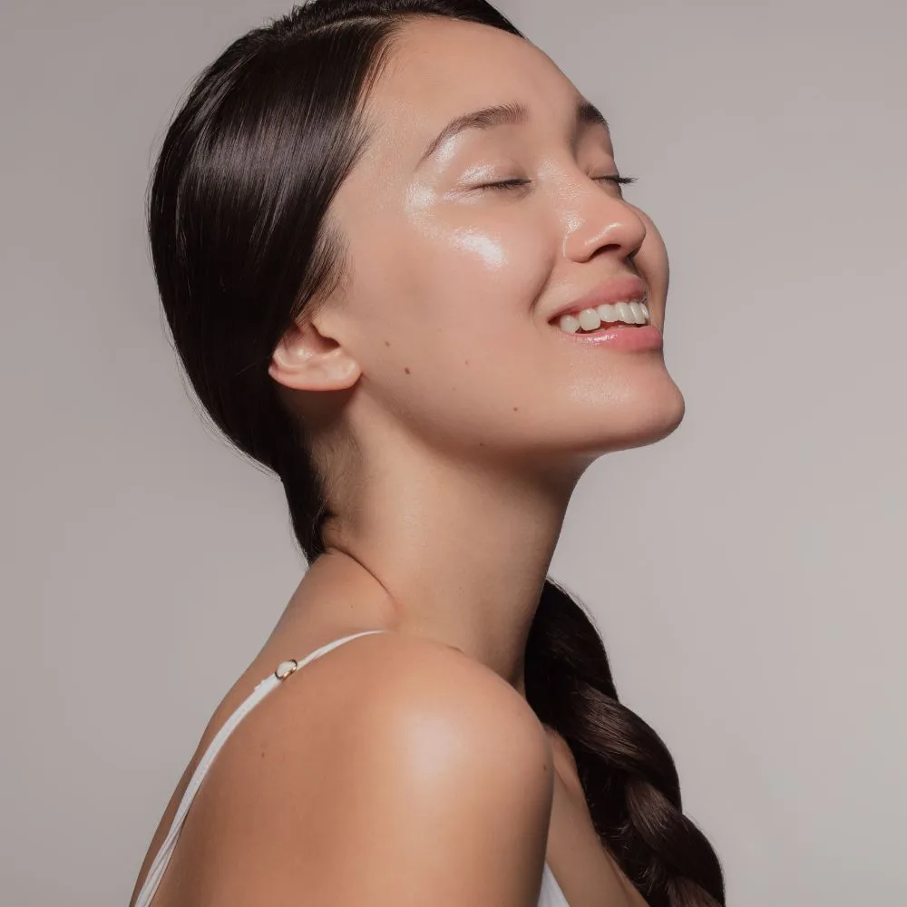 Hình ảnh cô gái với làn da căng mịn, rạng rỡ.