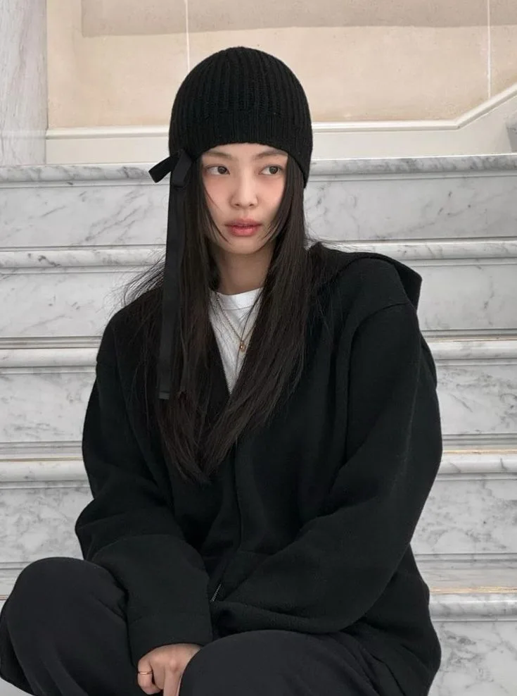 Jennie xuất hiện trên phố Paris với mũ len che tai pastel và áo khoác dạ ngắn.
