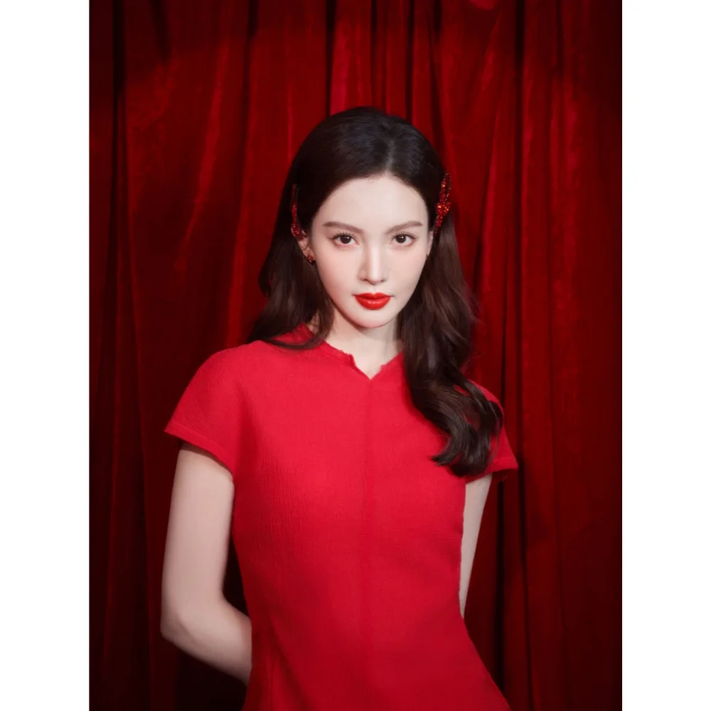 Ngôi sao Hoa ngữ Kim Thần diện lớp makeup cùng tone với bộ trang phục màu đỏ.