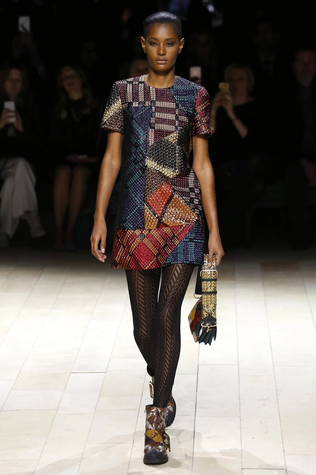 Một số mẫu ấn tượng trong BST Thu-Đông của Burberry London Fashion Week 2016